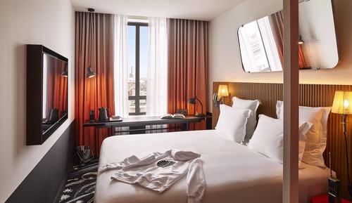 Room, 1 Queen Bed (Medium Mama Absolute)