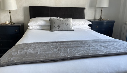 Double Room, Ensuite (Room 6, 2nd Floor)