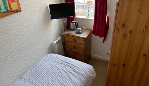 Single Room, Shared Bathroom (Room 4)