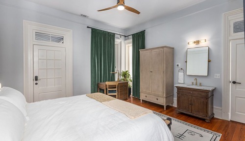 Room (Eight)