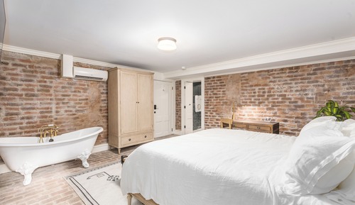 Room (Fifteen)