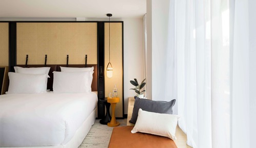 Deluxe Room, 1 King Bed, Corner