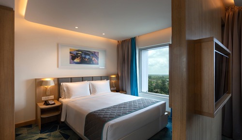 Suite, 1 Queen Bed, Bathtub (Two Bay)