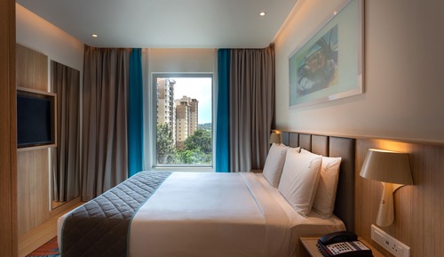 Suite, 1 Queen Bed (Three Bay)