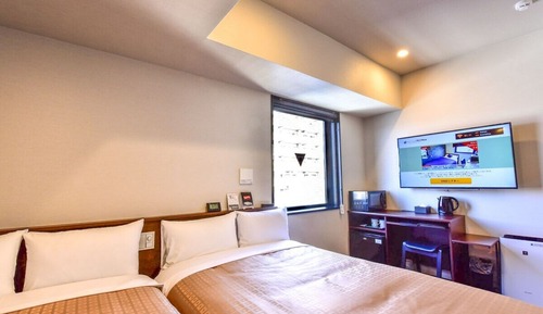 Twin Room, Smoking