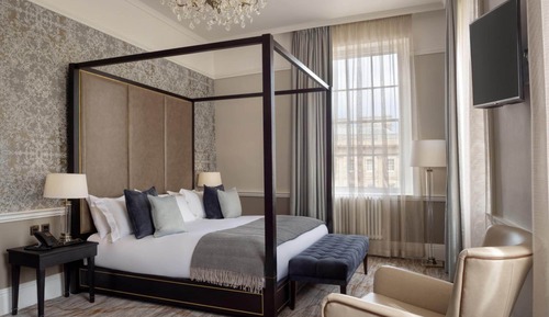 Superior Suite- includes spa access
