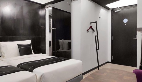 Violet Standard (1 Queen or 2 Single Beds)