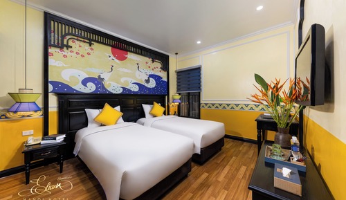 Deluxe double room with internal window