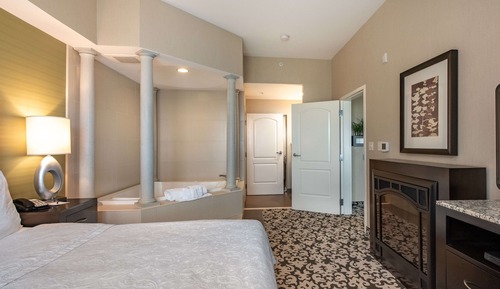 2 Bdrm 2 Bath Suite K/2Q w/ Whirlpool & Fireplace