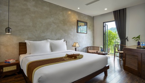Deluxe Double Room, 1 King Bed, Balcony, Mountain View