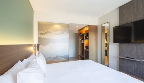 Standard Room, 1 Queen Bed (with Free Breakfast)