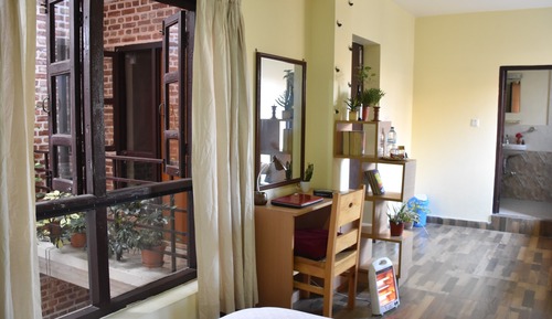 Deluxe Room, 1 Queen Bed, Private Bathroom, Courtyard Area