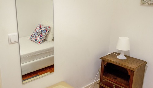 Single Room, Shared Bathroom (Interior Room)