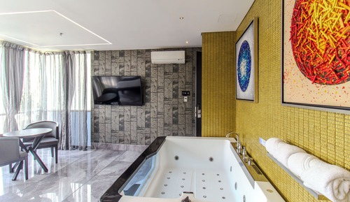 Suite with jacuzzi