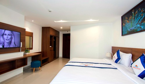 Superior Room, Partial Ocean View