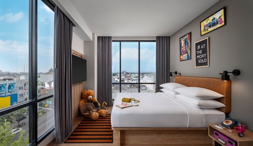 Room, 1 Queen Bed, Non Smoking, City View (Corner)