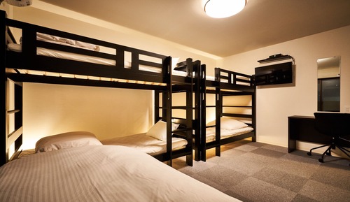 Room (C)