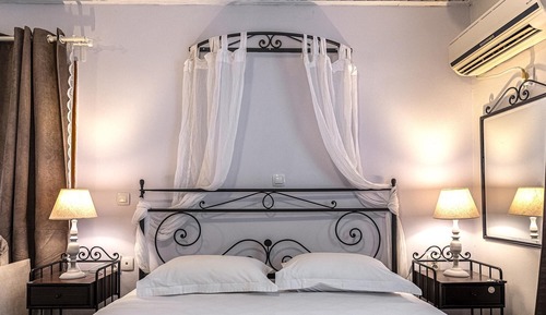 Villa with Jetted Shower & Private Garden
