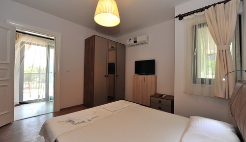 Deluxe Double Room, 1 King Bed, Private Bathroom, Garden View