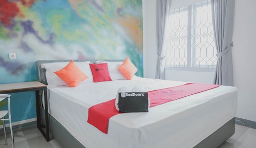 Double Room (RedDoorz)