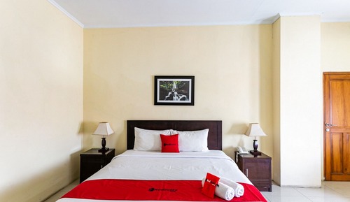 Double Room (RedDoorz)