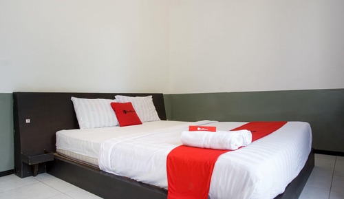 Double Room (RedDoorz)