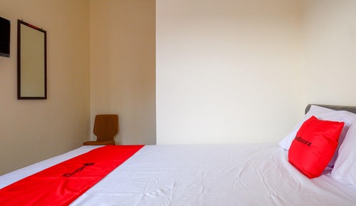 Double Room (RedDoorz)