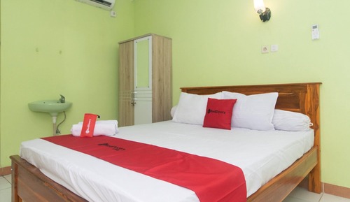 Double Room (RedDoorz)