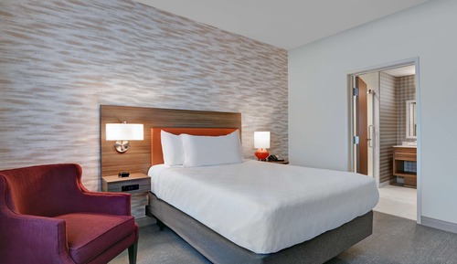 Suite, 1 Queen Bed, Accessible (Mobility & Hearing, Roll-in Shower)