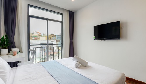Deluxe Studio, 1 Queen Bed, Non Smoking, Balcony
