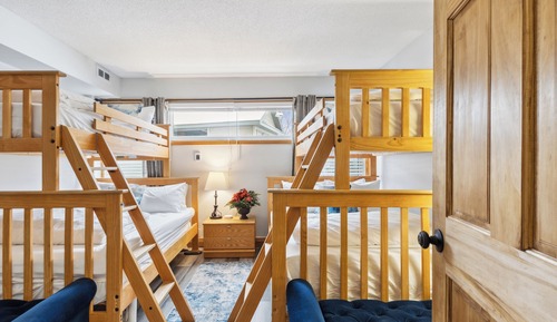 Comfort Condo, 2 Bedrooms (122 Chateau Ridge - No Pets Allowed)