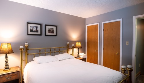 Luxury Condo, 2 Bedrooms (218 Chateau Ridge - No Pets Allowed)