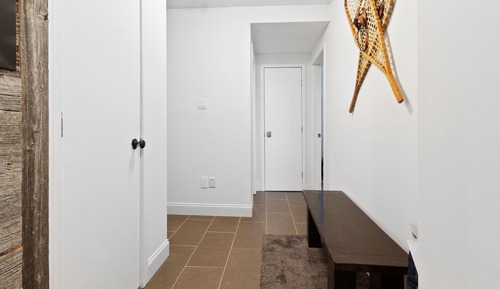 Exclusive Condo, 2 Bedrooms (116 Chateau Ridge - No Pets Allowed)