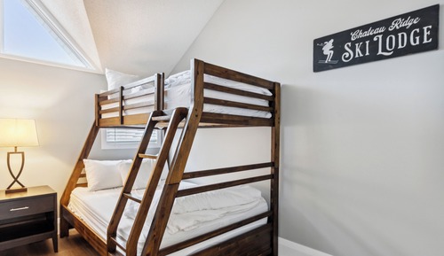 Exclusive Condo, 2 Bedrooms (213 Chateau Ridge - No Pets Allowed)
