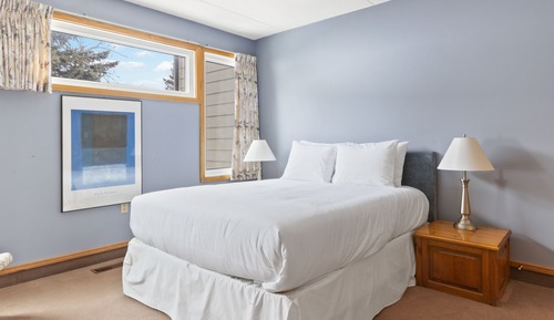 Comfort Condo, 2 Bedrooms (105 Chateau Ridge - No Pets Allowed)