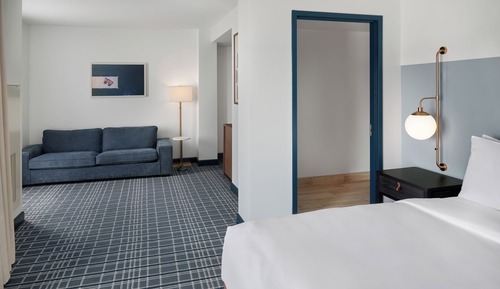Suite, 1 King Bed, Accessible (Hearing)