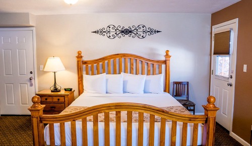 River Room 1 King Bed (NOT pet friendly)2