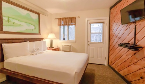 Value River Queen Room (NOT pet friendly)