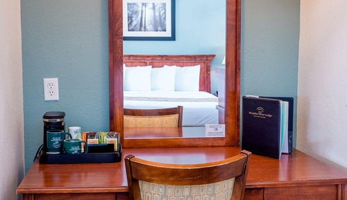 River Room 1 King Bed (NOT pet friendly)3