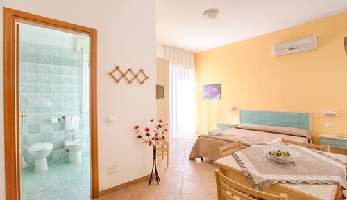 Studio, Balcony