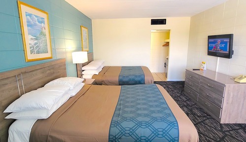 Standard Room, 2 Queen Beds, Pool View (4 People)