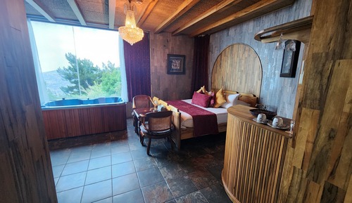 Corner Room (Partial Sea View)