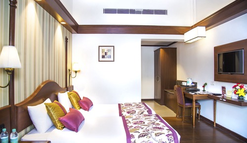 Deluxe with complimentary shuttle to Mall Road till 7 pm