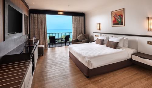 Executive Suite, 1 King Bed, Hill View