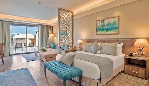 Suite, 1 King Bed with Sofa bed, Garden View