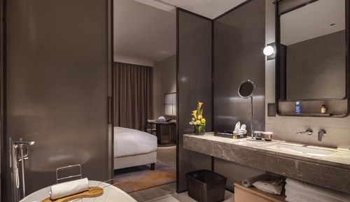 Deluxe Room, 1 King Bed, Balcony, Garden View