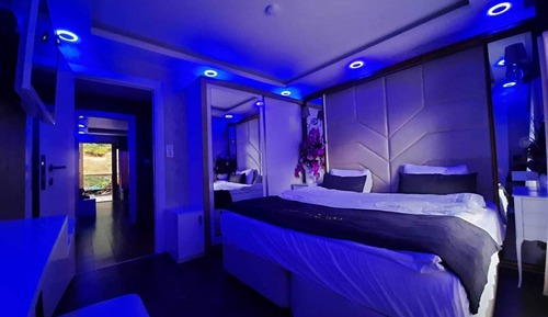 Honeymoon Suite