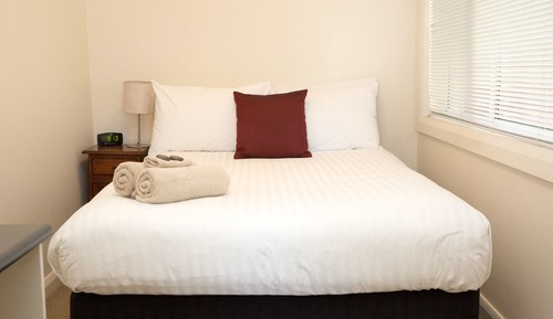 One-Bedroom Queen Apartment