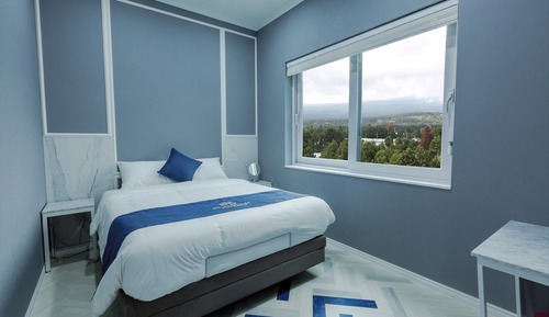 Family Suite, 2 Bedrooms, 1 King slide motion bed, 1 Extra king, Steam closet, Whirlpool