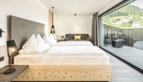 Deluxe Suite, 1 Queen Bed, Non Smoking, Garden View